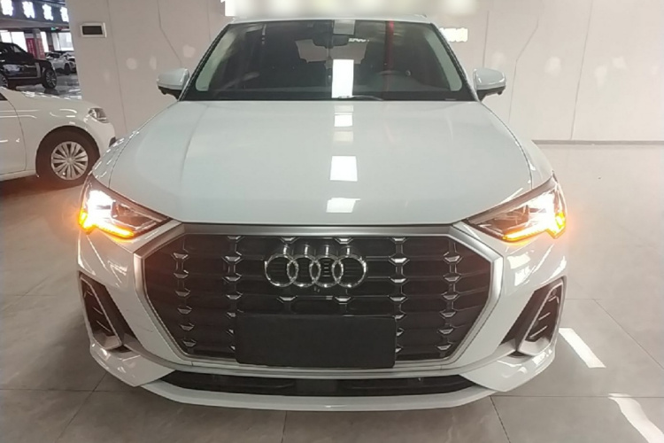 Audi Q3 2021 car image #3
