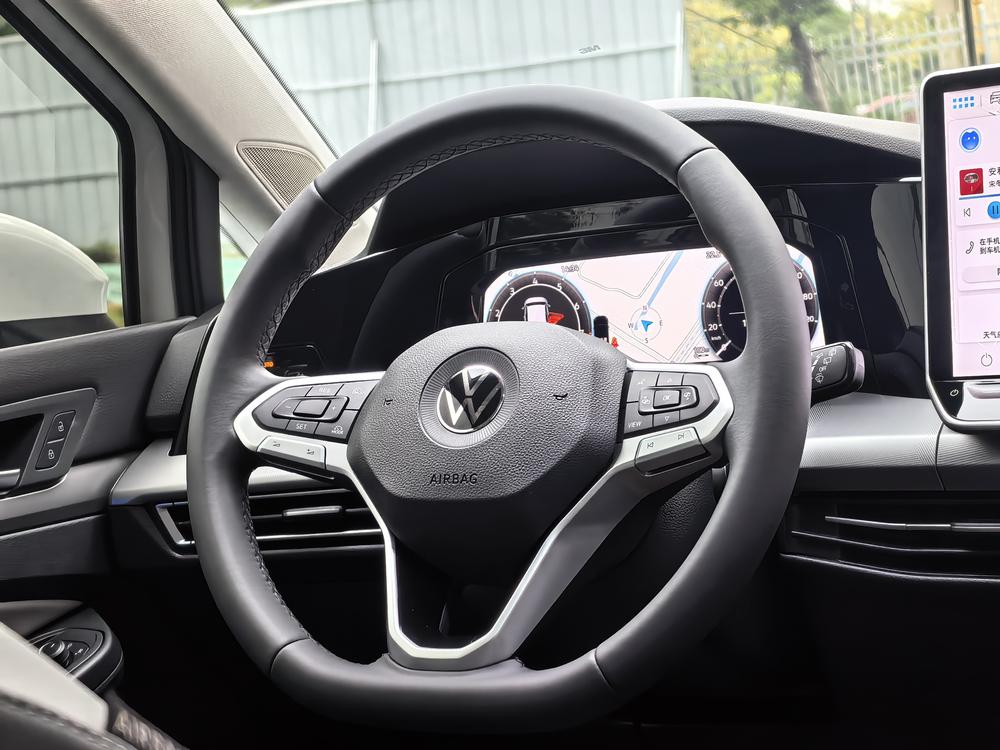 Volkswagen Golf 2025 car image #15