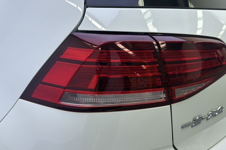 Volkswagen Golf 2020 car image #12