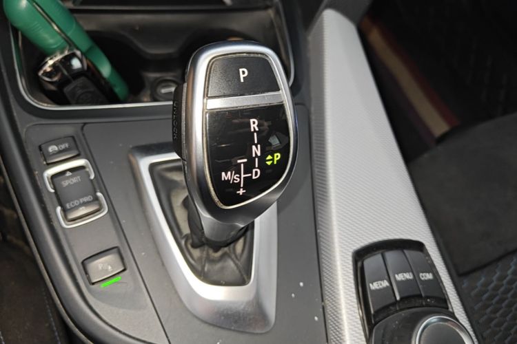 BMW 3 Series 2018 car image #14