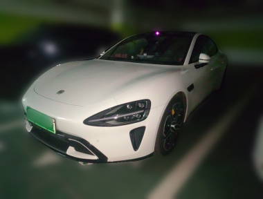 MI SU7 2025 immagine di auto 
