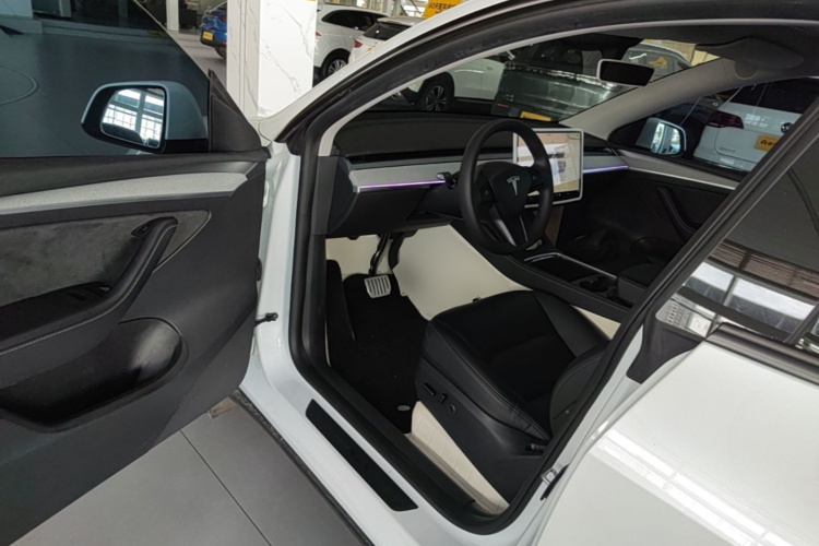 Tesla Model Y 2024 #12 Tesla Model Y 2024 car image #12