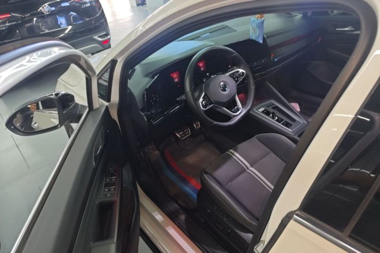 Volkswagen Golf 2025 car image #16