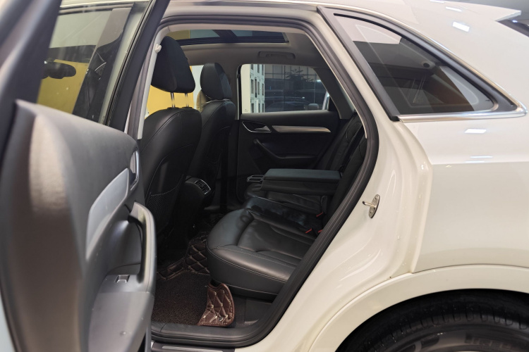 Audi Q3 2016 car image #19