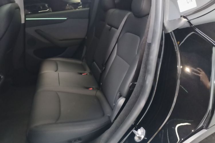 Tesla Model Y 2025 immagine di auto #17