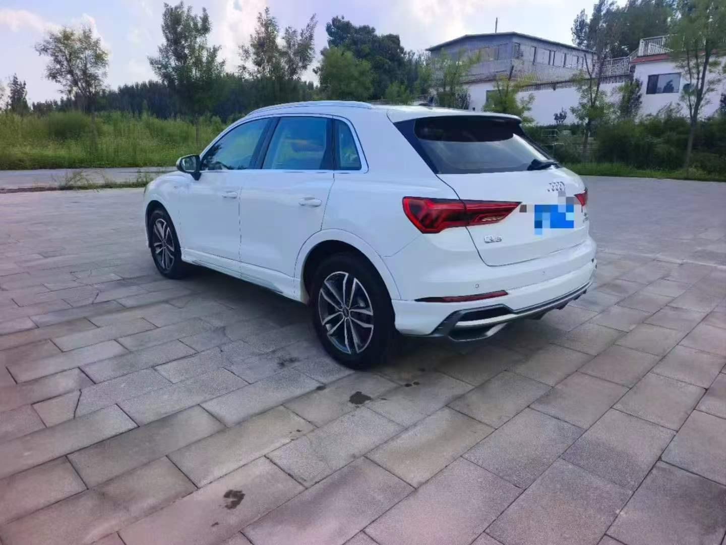 Audi Q3 2023 car image #3