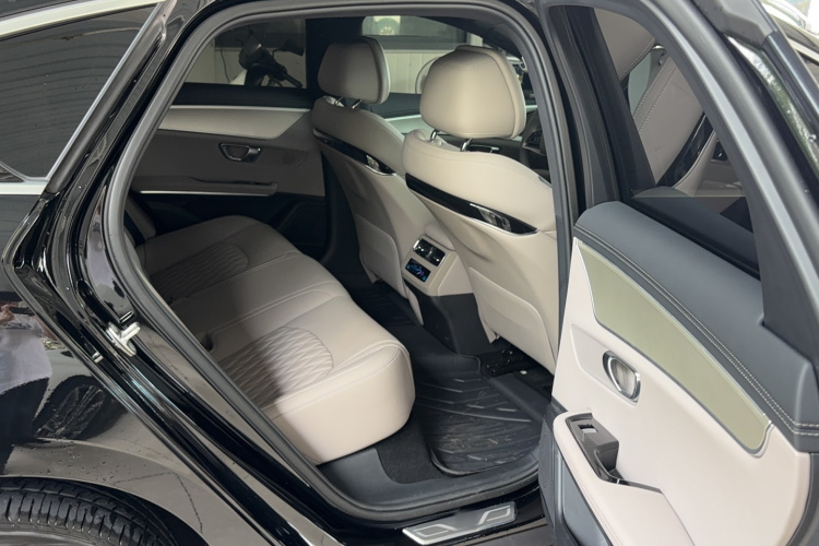 BYD Han 2025 car image #12