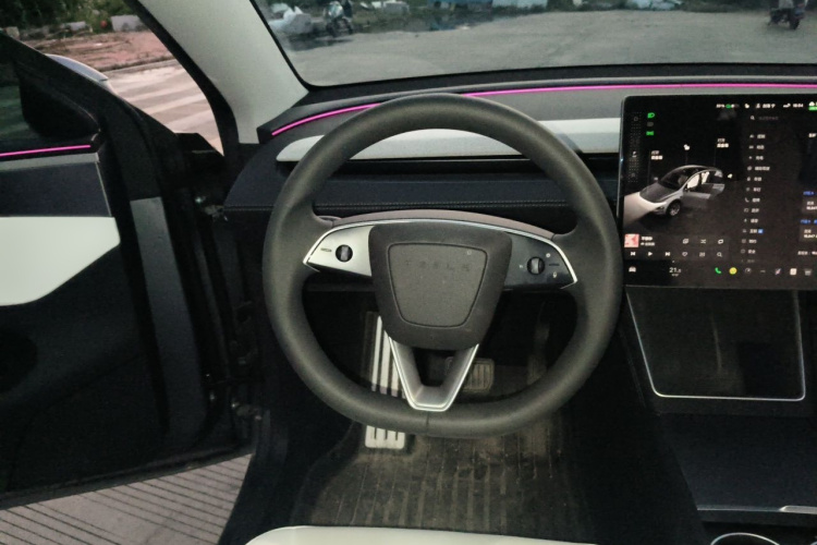 Tesla Model Y 2025 #15 Tesla Model Y 2025 car image #15