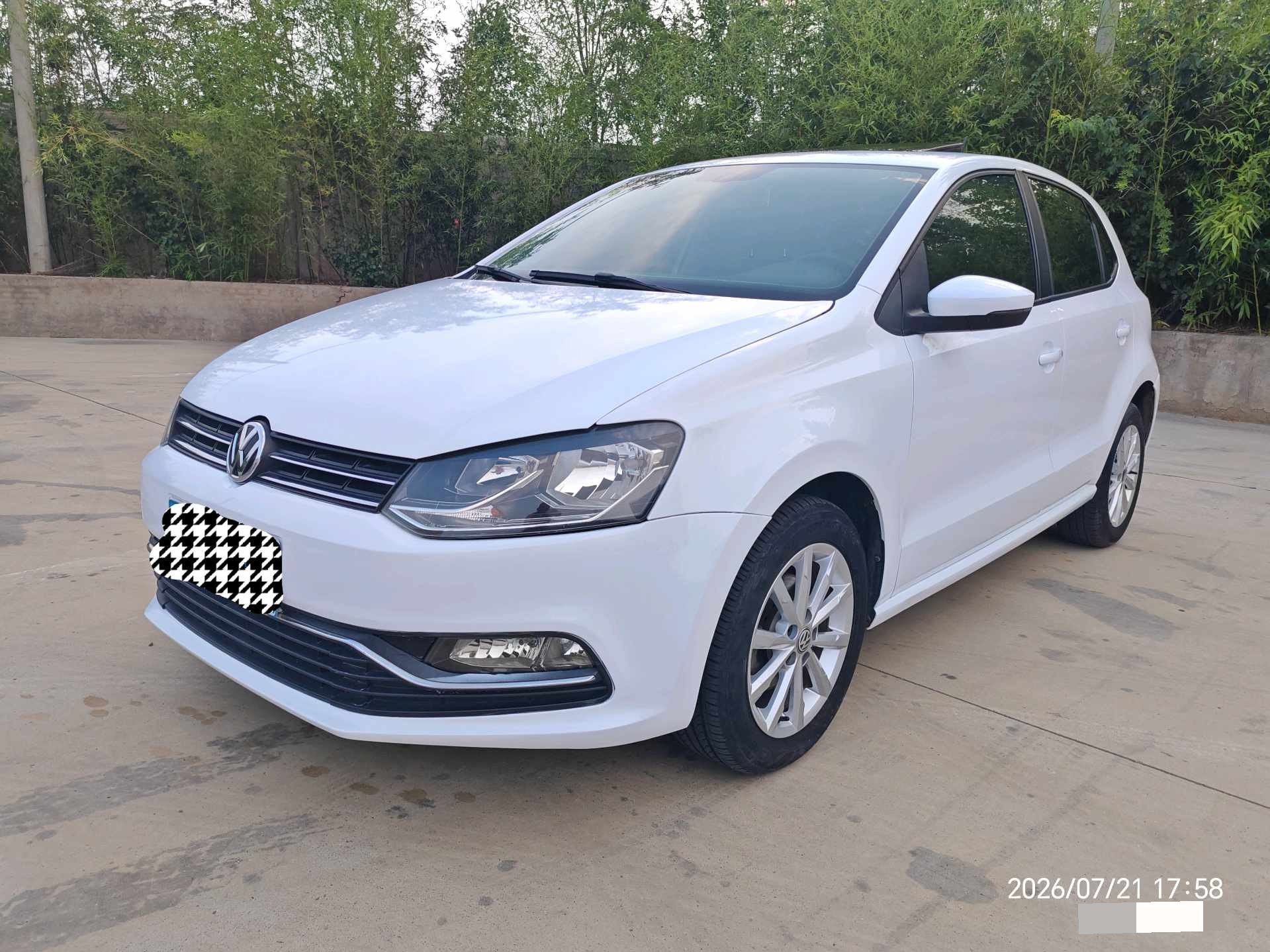 Volkswagen Polo 2015 Volkswagen Polo 2015 car image