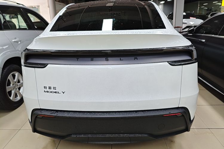 Tesla Model Y 2026 immagine di auto #6
