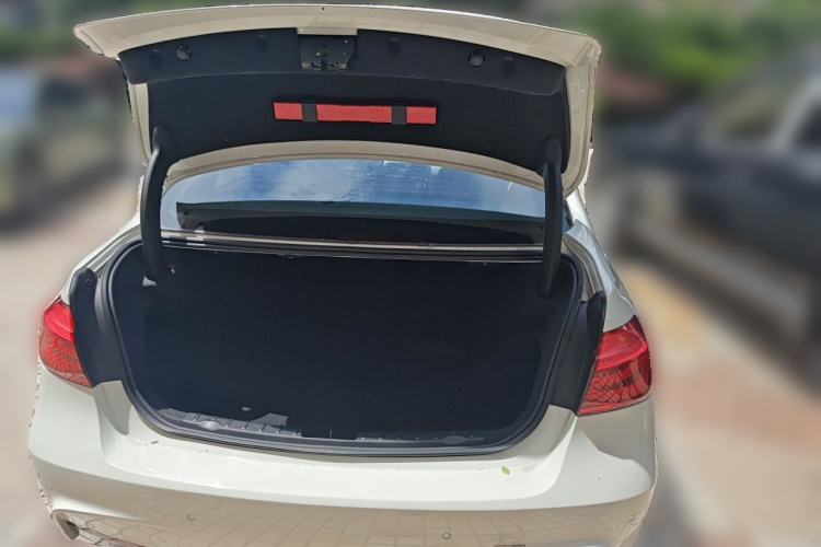 BMW 3 Series 2019 car image #21