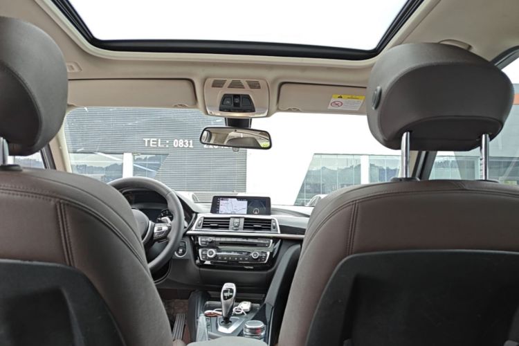 BMW 3 Series 2019 car image #18