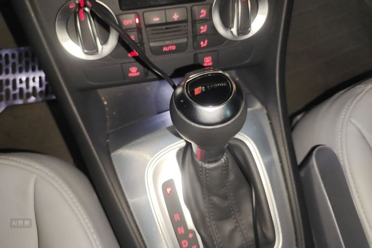 Audi Q3 2015 car image #16