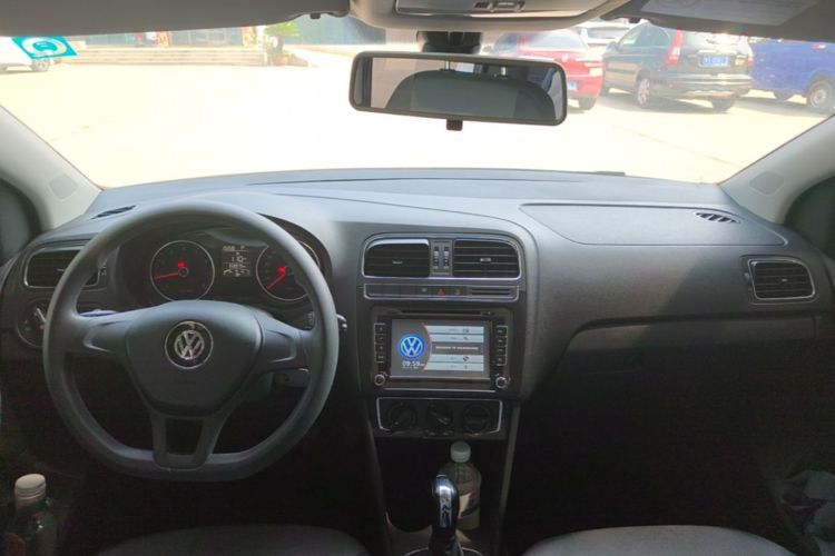 Volkswagen Polo 2015 car image #10