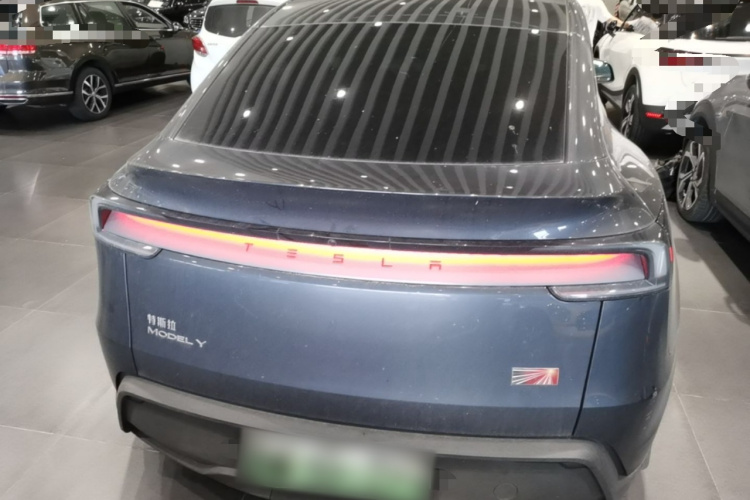 Tesla Model Y 2025 #4 Tesla Model Y 2025 car image #4