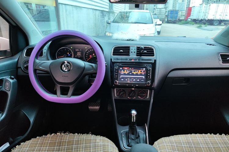 Volkswagen Polo 2015 car image #11