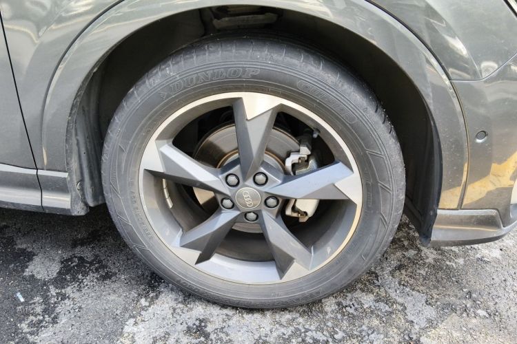 Audi Q3 2020 car image #9