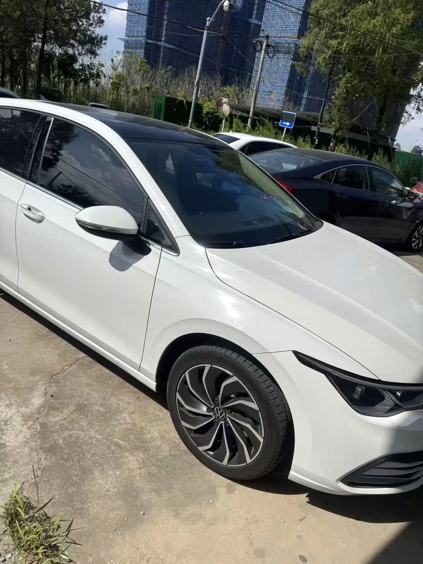 Volkswagen Golf 2023 car image #2