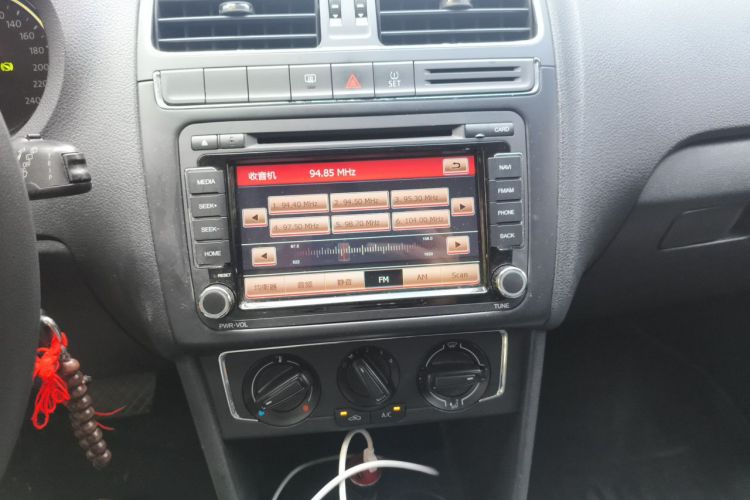 Volkswagen Polo 2014 car image #13