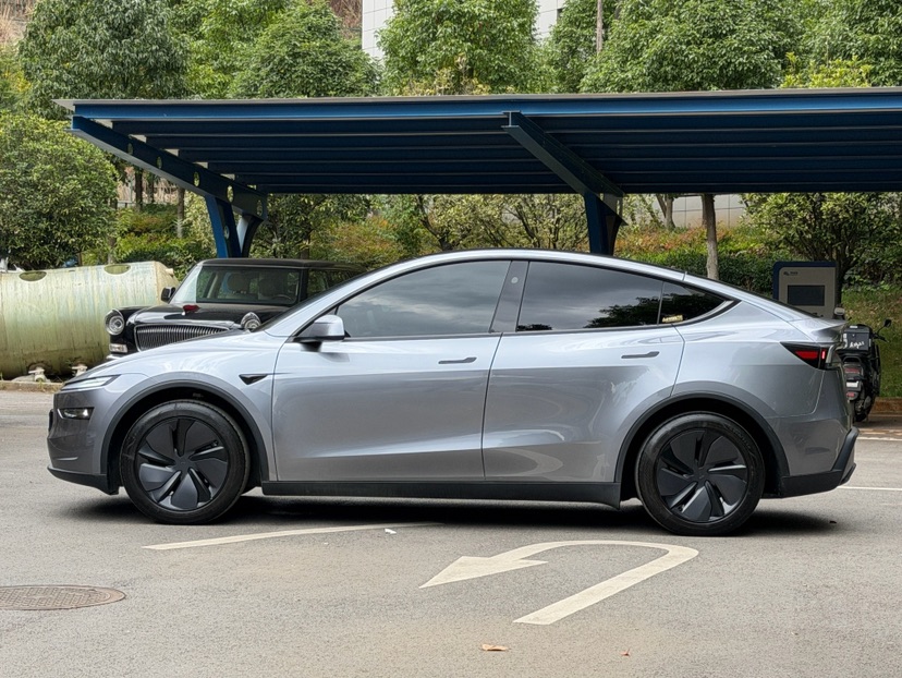 Tesla Model Y 2025 #4 Tesla Model Y 2025 car image #4