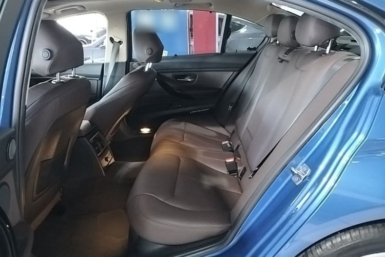 BMW 3 Series 2019 car image #17