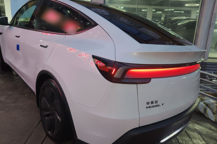 Tesla Model Y 2026 #5 Tesla Model Y 2026 car image #5