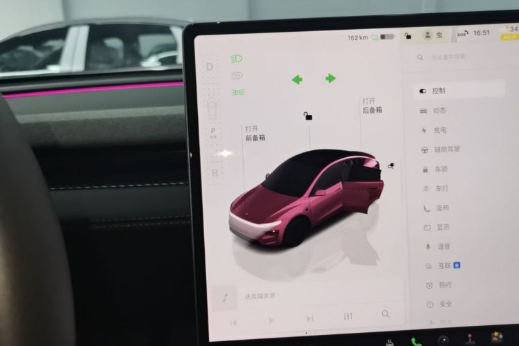 Tesla Model Y 2025 car image #14