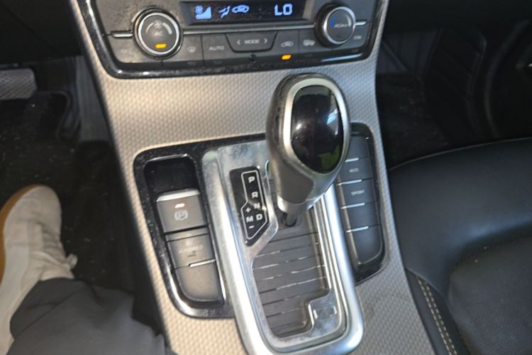 GEELY Emgrand GS 2016 car image #18