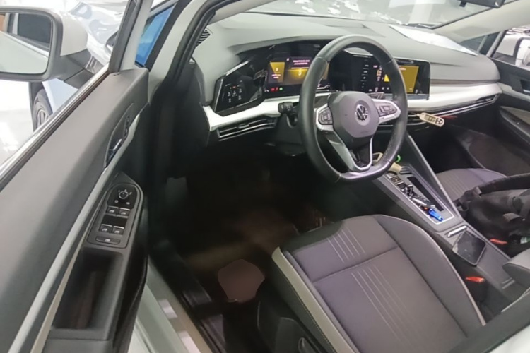 Volkswagen Golf 2021 car image #16