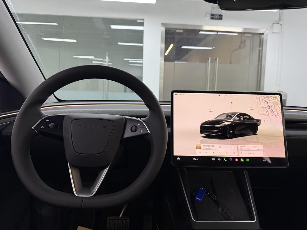Tesla Model Y 2025 immagine di auto #13