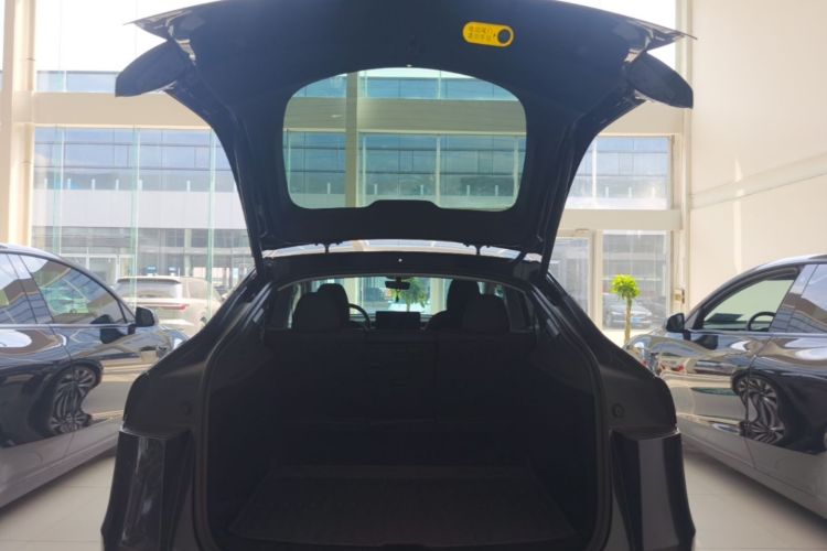 Tesla Model Y 2025 car image #19