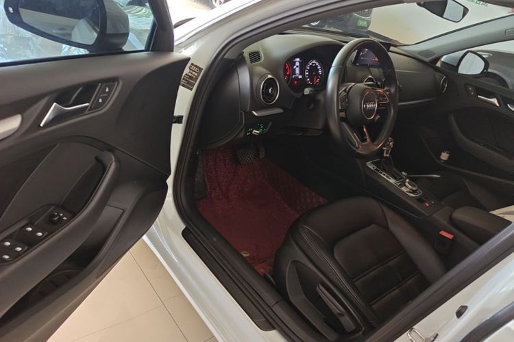 Audi A3 2018 car image #16