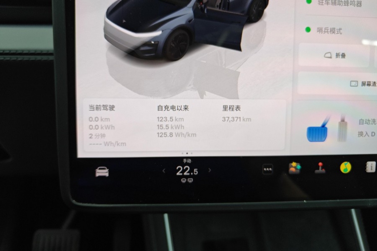 Tesla Model Y 2025 car image #8