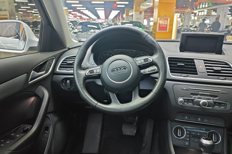 Audi Q3 2018 car image #15