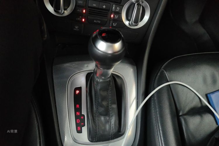 Audi Q3 2015 car image #16