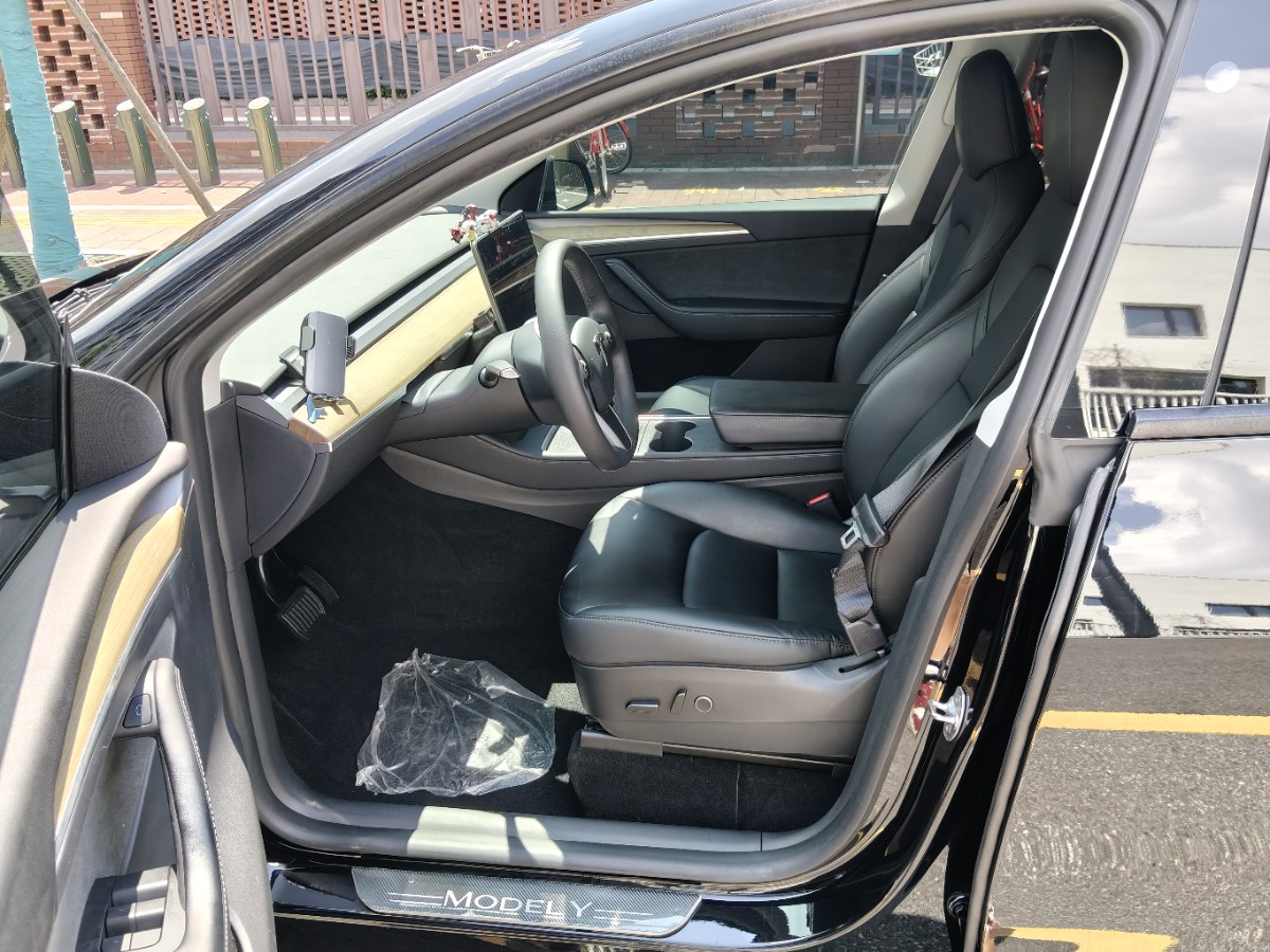 Tesla Model Y 2023 car image #4
