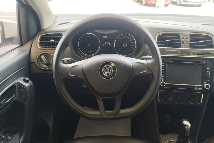 Volkswagen Polo 2015 car image #11