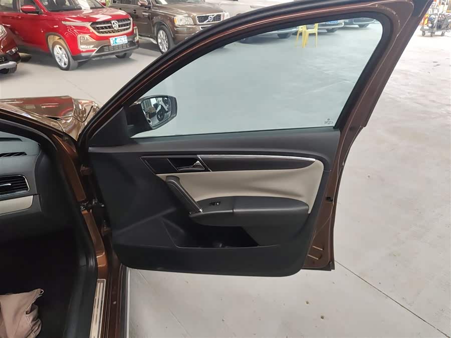 Volkswagen Cross Lavida 2017 immagine di auto #27