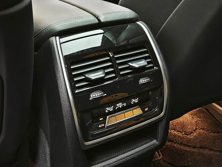 BMW X6 M 2022 car image #27