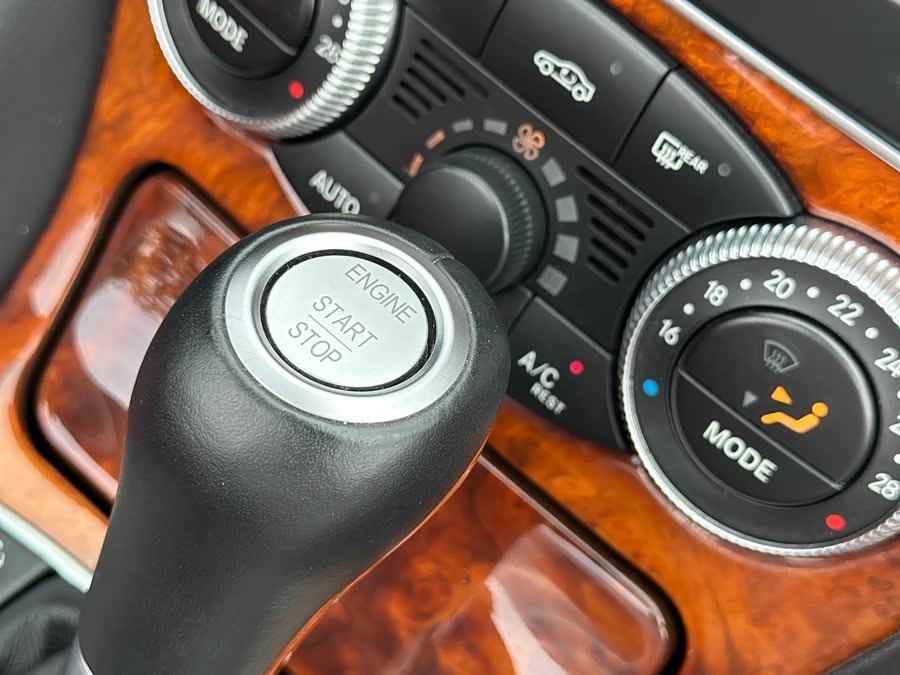 Mercedes-Benz SL Class 2009 car image #27