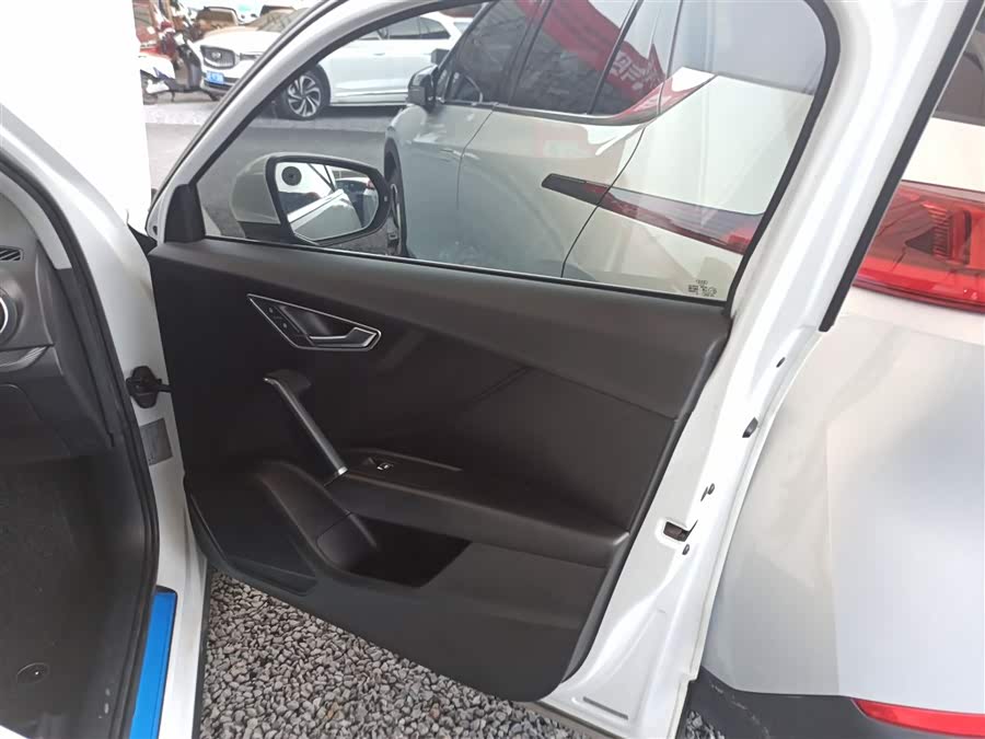 Audi Q2L e-tron 2021 صورة سيارة #27