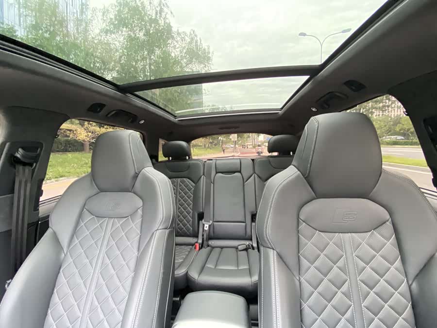 Audi SQ7 2025 car image #27
