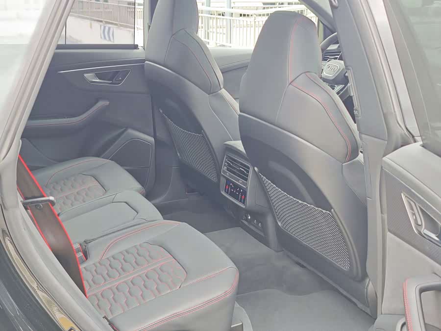 Audi RS Q8 car image #27