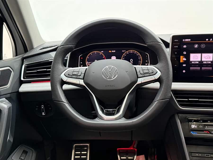 Volkswagen Tiguan L 2024 car image #27