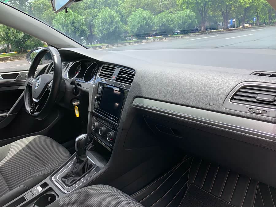 Volkswagen Golf 2019 car image #27