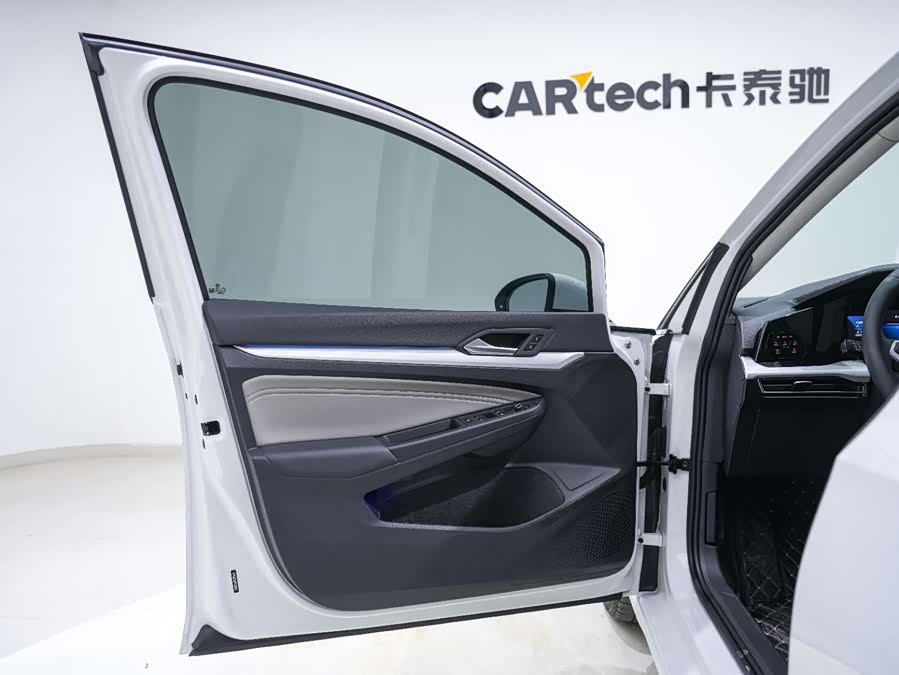 Volkswagen Golf 2023 car image #27