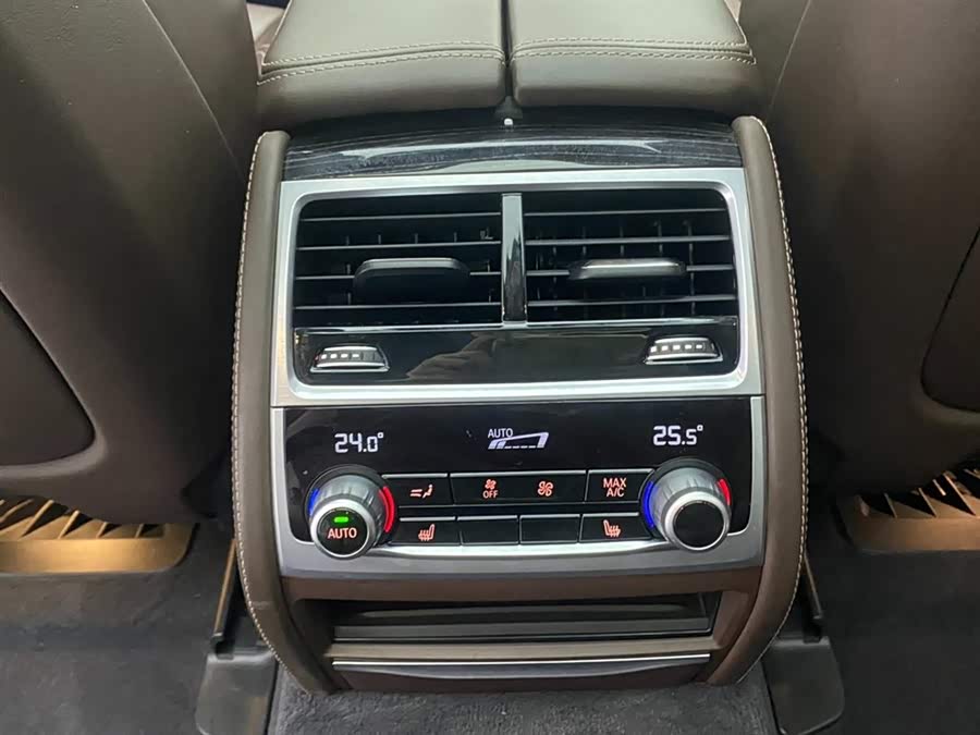 BMW 7 Series 2020 car image #27