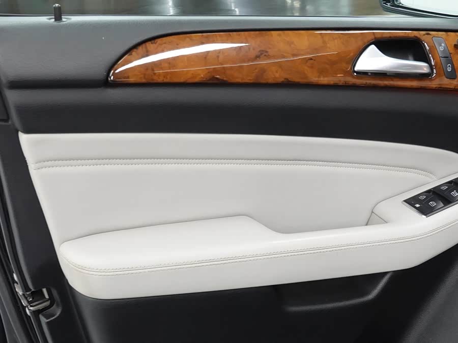 Mercedes-Benz M Class 2012 car image #27