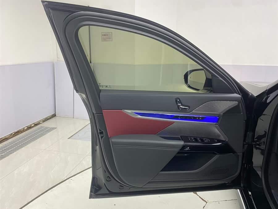 BMW 7 Series 2024 car image #27