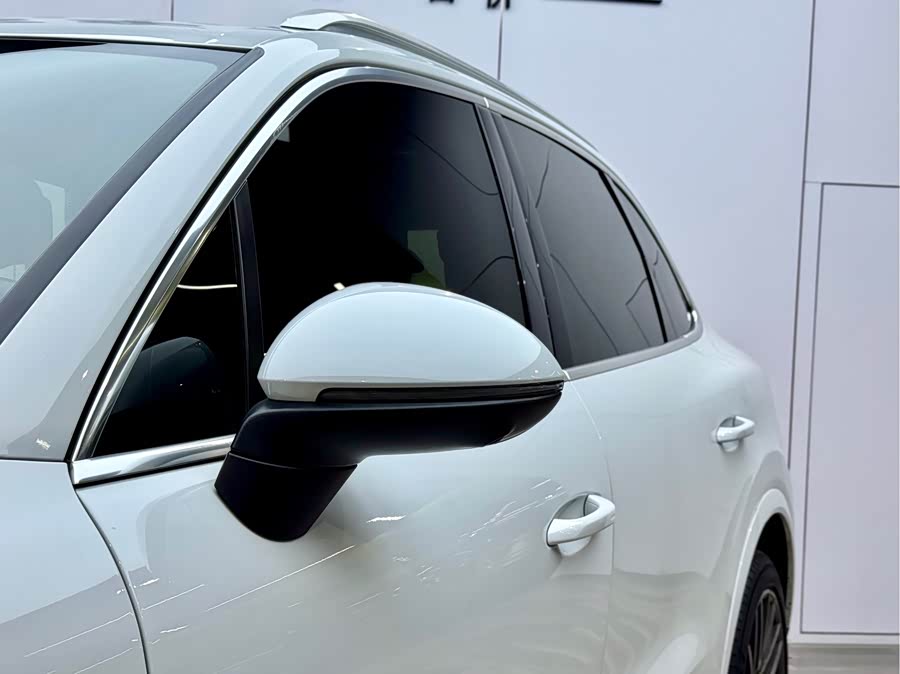 2019 car image #27